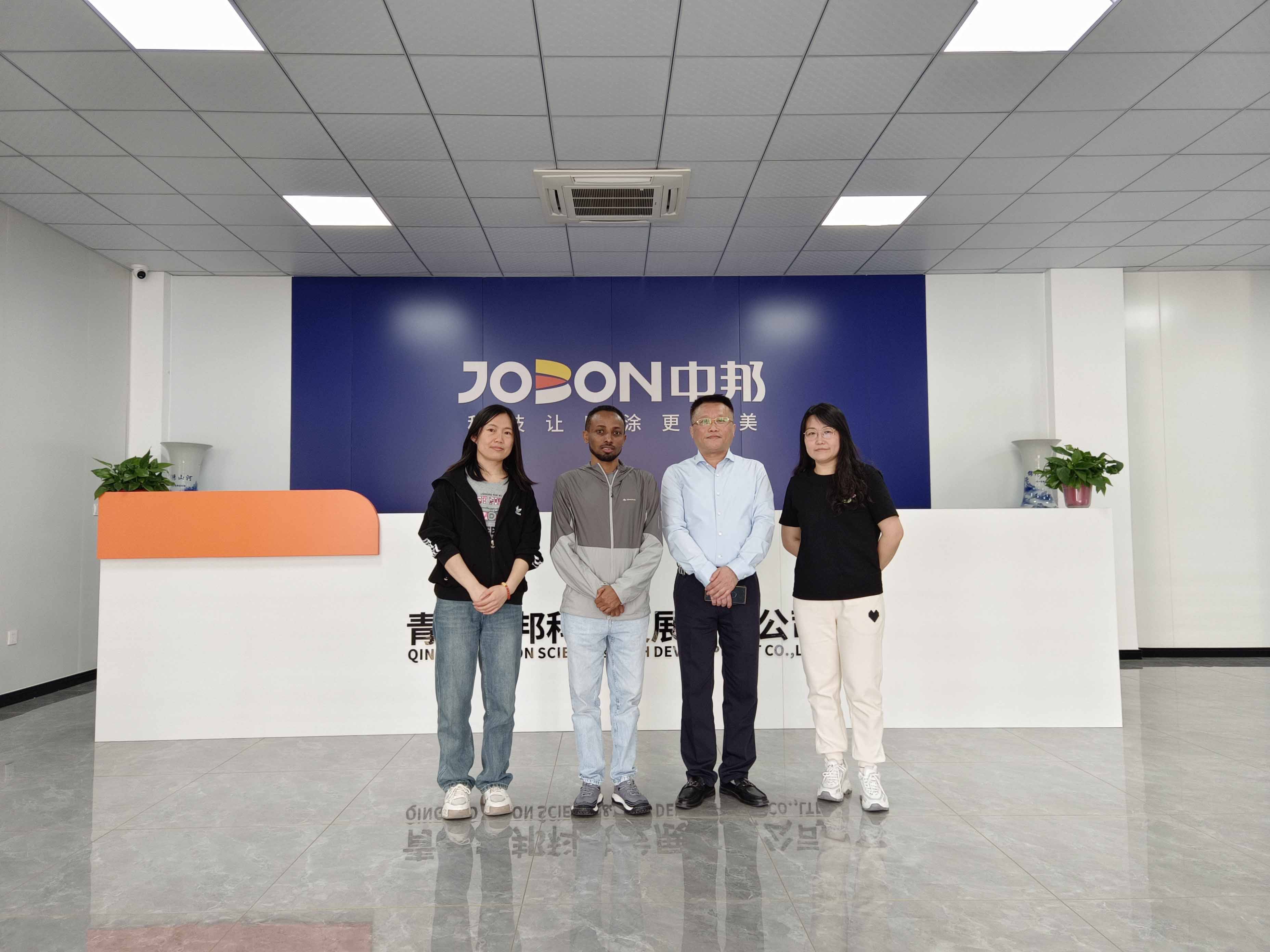 埃塞俄比亞客戶參觀工廠，簽訂購買靜電粉末噴涂設(shè)備合同